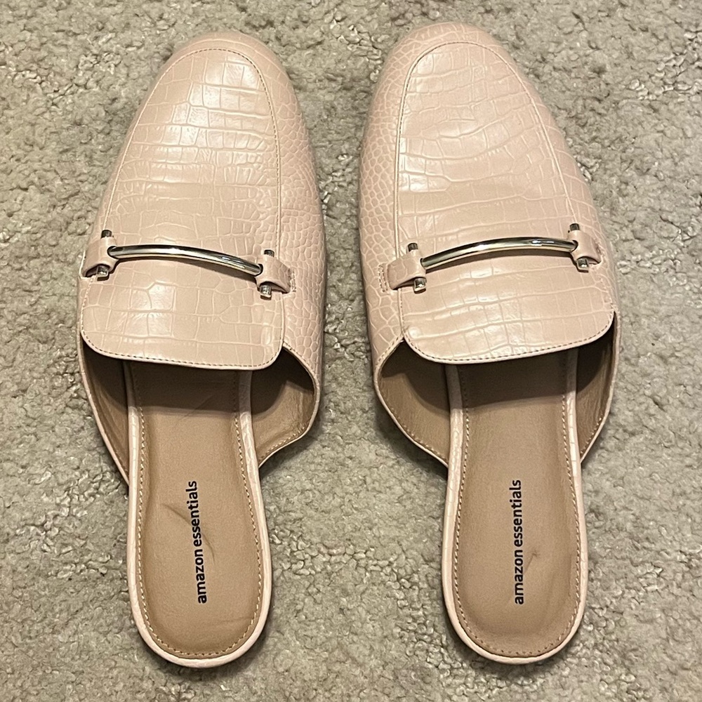 Amazon Essentials Beige Croc-Embossed Slip-On Mules with Metal Bit